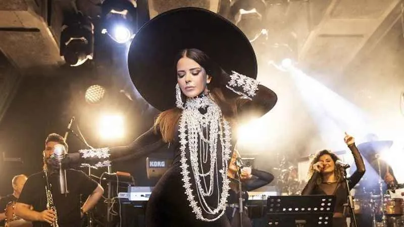 Yeni Şarkısını İlk Kez Hayranlarıyla Söyledi