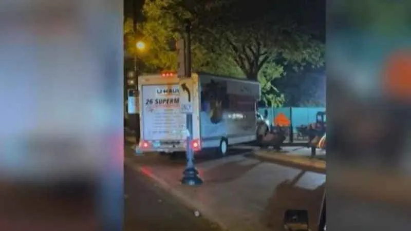 Nazi bayraklı araç, Beyaz Saray’ın güvenlik bariyerlerine iki defa çarptı