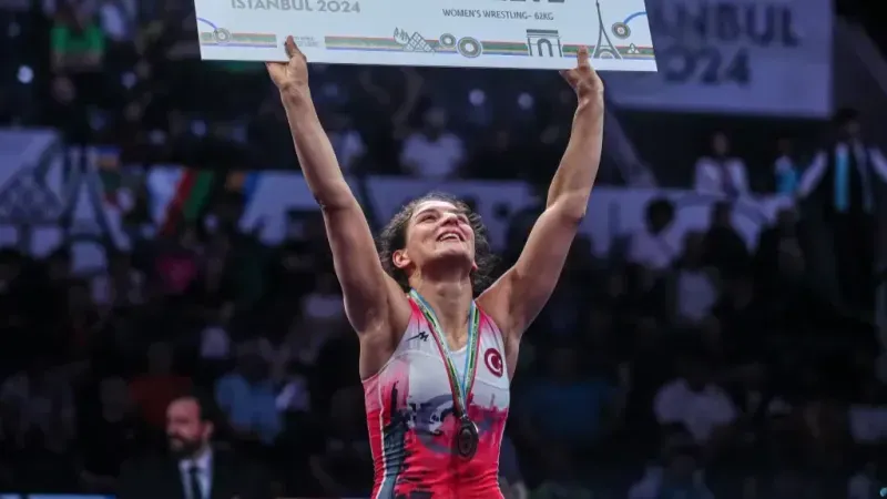 Milli güreşçi Nesrin Baş, Beşiktaş Olağanüstü Genel Kurul Toplantısı’nda ayakta alkışlandı