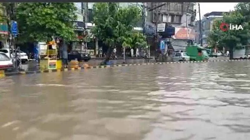 Pakistan'ı sel ve fırtına vurdu: 10 ölü