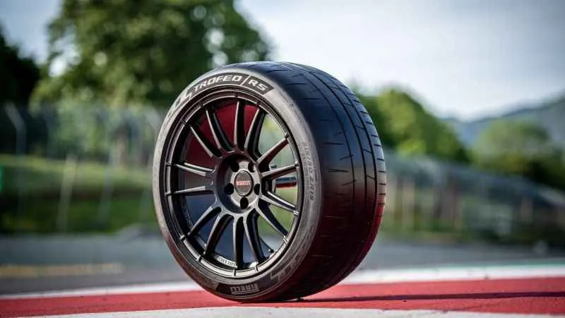 Pirelli P Zero Trofeo RS, yol lastikleri yelpazesinin en sportif lastiği olarak doğdu