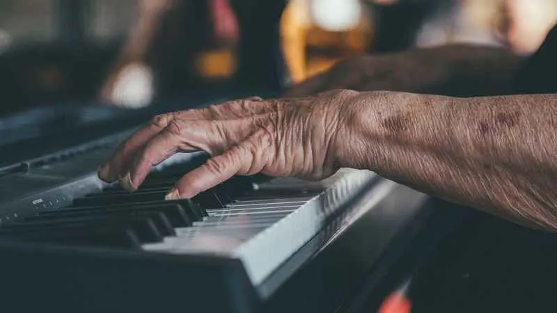 Müzikle uğraşmak ileri yaşlarda beyin sağlığını koruyor