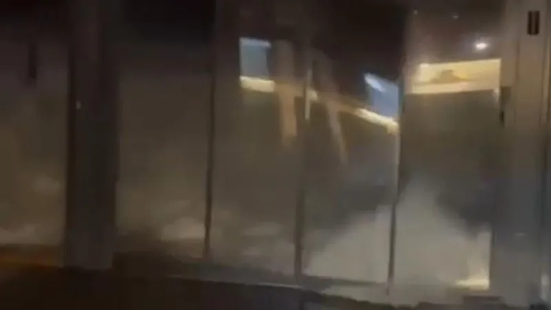 Rize’deki fırtınada bir işletmenin camları patladı