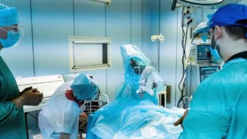 Yapay zekalı robot, hastanın yarasını iyileştirdi!