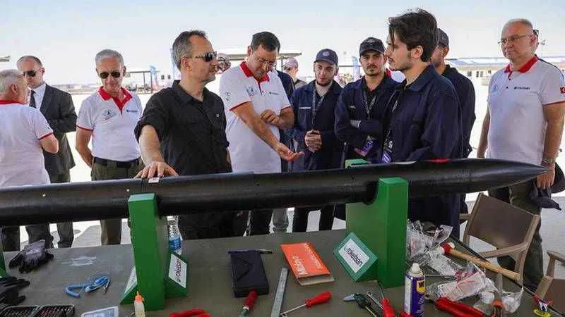 Prof. Dr. Haluk Görgün TEKNOFEST Roket Yarışmasında gençlerle bir araya geldi
