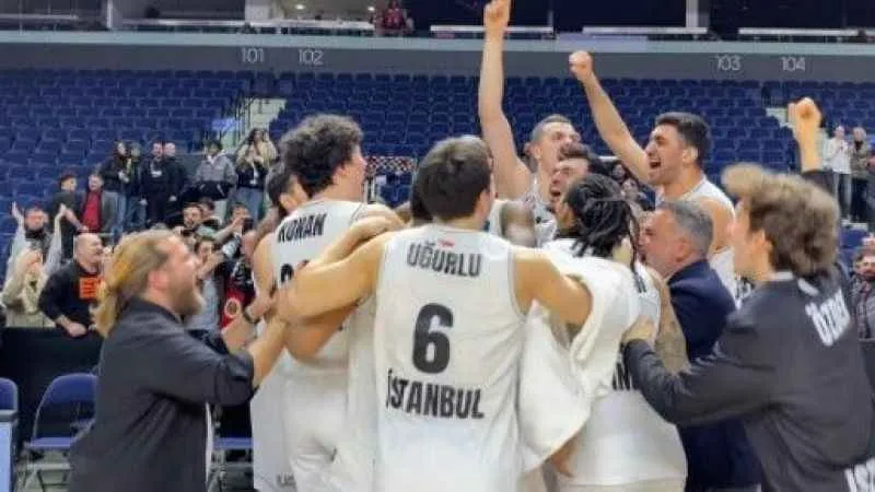 21 sayı geriye düşen Beşiktaş Emlakjet yarı finale yükseldi