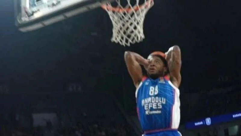 THY EuroLeague'de Anadolu Efes, Olimpiyakos'u devirdi