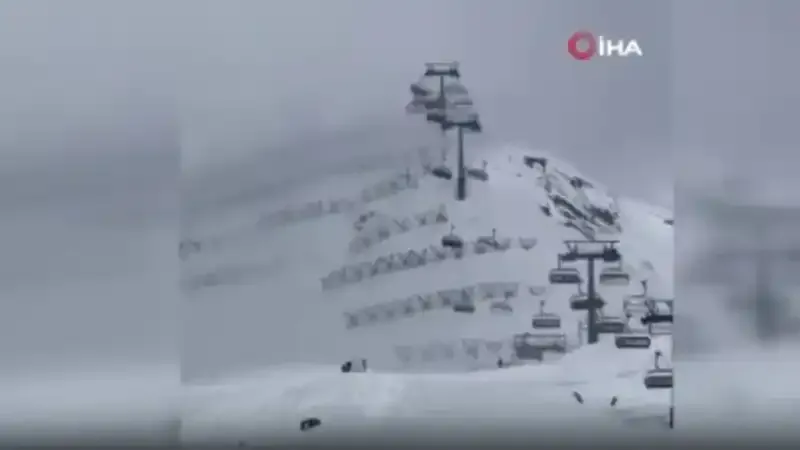 İtalya’da kayak merkezindeki telesiyejde korku dolu anlar