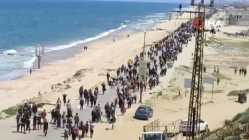 Gazze Şeridi’nin kuzeyindeki evlerinden ayrılmaya zorlanan Filistinliler geri dönüyor