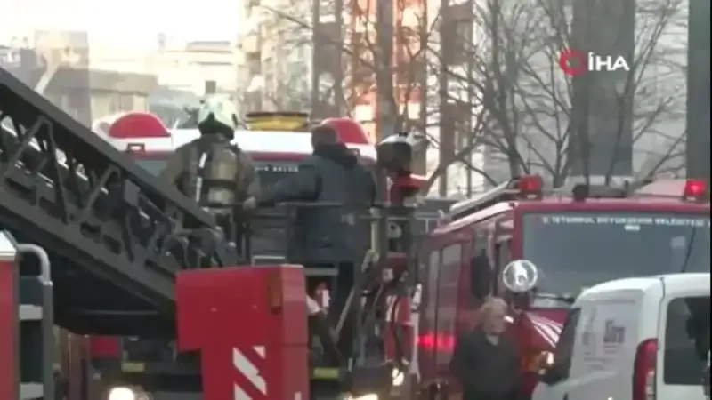 Bayrampaşa’da 3 katlı binada çıkan yangında 1 kişi yaralandı, 19 kişi kurtarıldı