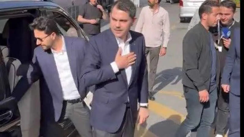 AK Parti İstanbul İl Başkanlığı önüne sahne kuruldu