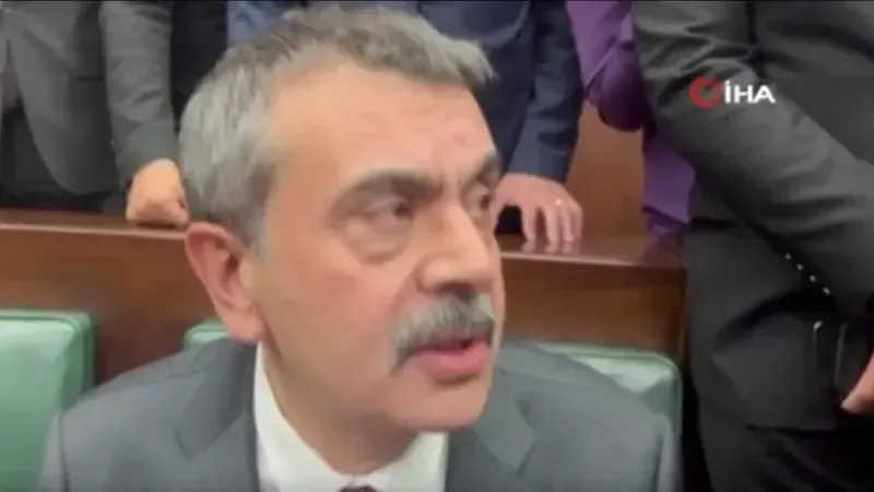 Bakan Tekin’den müfredat eleştirilerine cevap: “Kendilerine okuyarak eleştirmelerini tavsiye ediyorum”