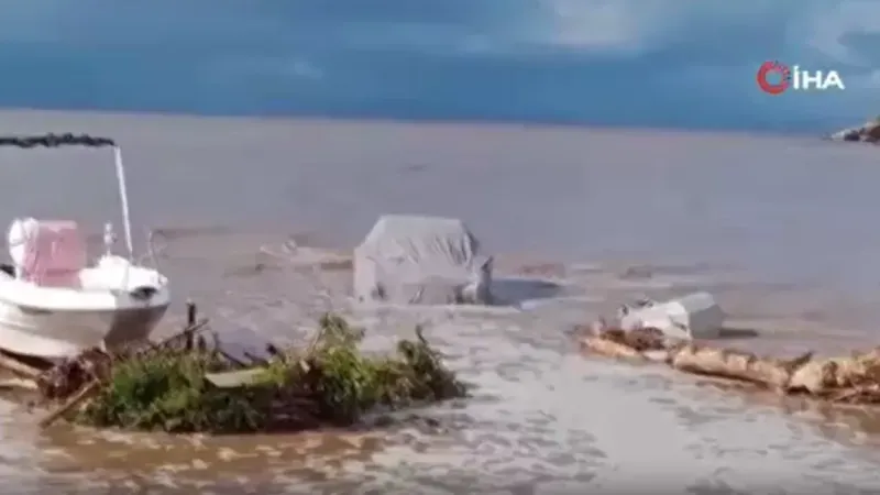 İzmir’de sağanak yağış sonrası cadde ve sokakları su bastı, araçlar denize sürüklendi