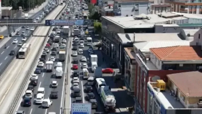 İBB ekipleri çalışma olmayan Avcılar-Küçükçekmece arasını dubalarla kapatınca, trafik çilesi başladı