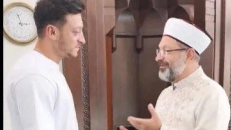 Eski futbolcu Mesut Özil, Diyanet İşleri Başkanı Erbaş ile bir araya geldi