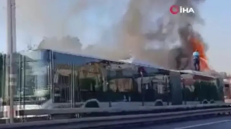 İstanbul’da korkutan metrobüs yangını