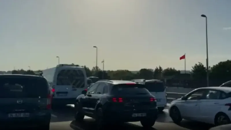 İBB’nin bitiremediği metrobüsteki ’beyaz yol’ trafik çilesi olmaya devam ediyor