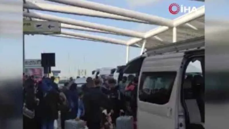 Gazze Şeridi'nden tahliye edilen 44 Türk vatandaşı Kahire Havalimanı'nda