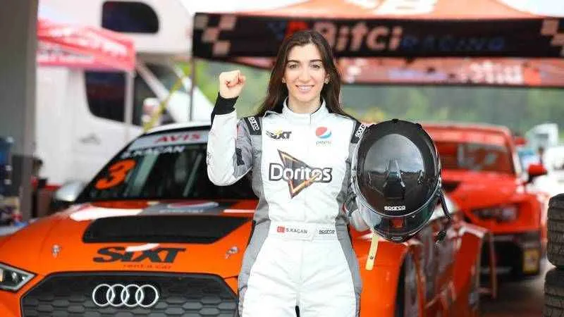 Seda Kaçan Türkiye Pist Şampiyonası’nda genel klasman birinciliği kazanan ilk kadın pilot oldu