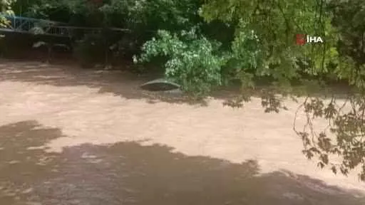 Antalya’da şiddetli yağmur hayatı felç etti, otomobil sel sularıyla sürüklendi