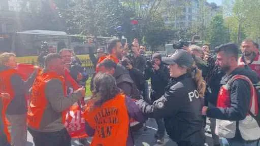 İzinsiz olarak Taksim’e yürümek isteyen gruplara polis müdahalesi