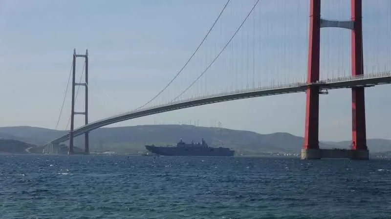 ‘TCG Anadolu’ 1915 Çanakkale Köprüsü altından geçti