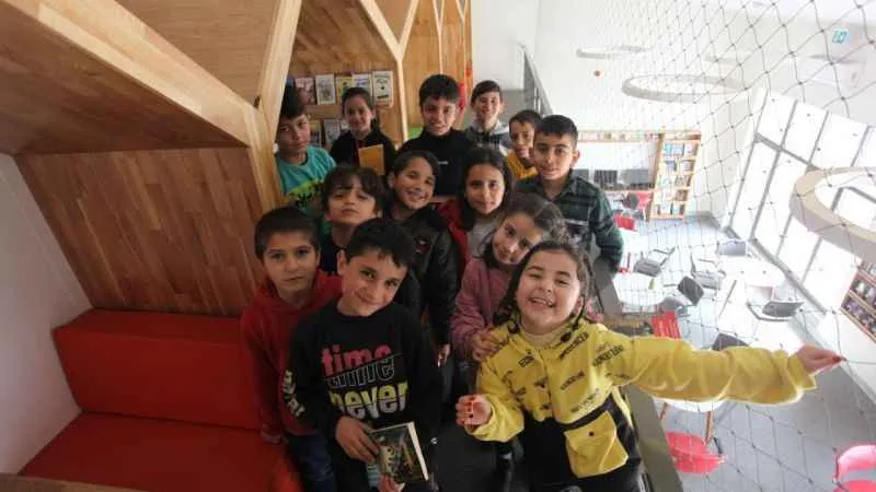 TCL deprem bölgesindeki çocukların eğitimleri için TEGV'e tablet bağışı yaptı