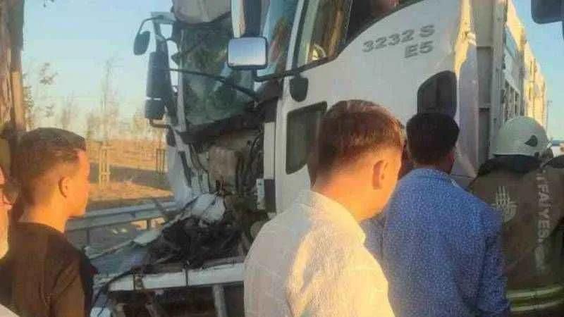 TEM’de zincirleme kaza: 3 tır birbirine girdi, 1 kişi yaralandı