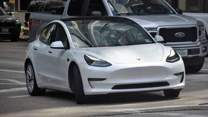 Tesla, 200 bin aracındaki kamera sorununu hızla çözdü