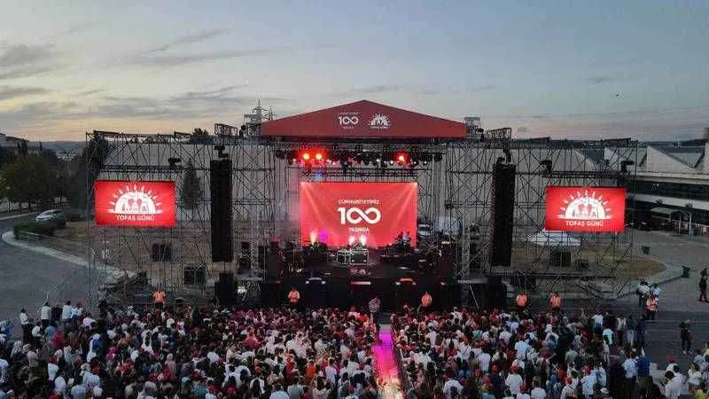 15 bin Tofaş çalışanı ve ailesi Cumhuriyet'in 100'üncü yılını kutladı