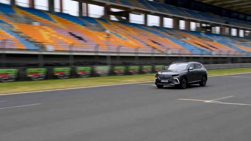 Başkan Yazıcı TOGG ile Formula pistine çıktı