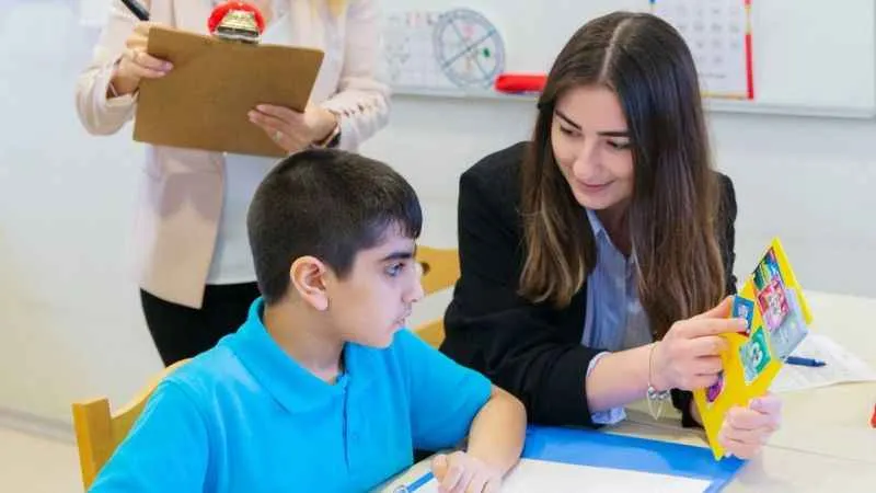 Tohum Otizm Vakfı'ndan anlamlı eğitim bursu