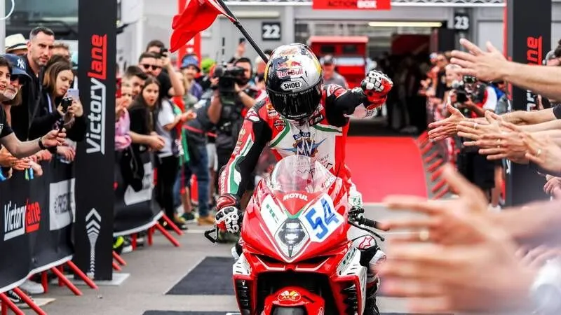 Red Bull sporcusu Toprak Razgatlıoğlu geçirdiği sakatlık sonrası yeniden lider