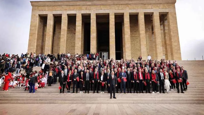 Toyota Türkiye yöneticileri ve bayileri Cumhuriyet’in 100. Yılında Ulu Önder Atatürk’ün huzurunda