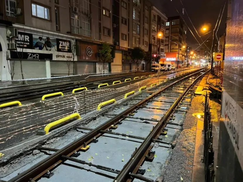 Tramvay yoluna giren otomobil raylarda sıkıştı