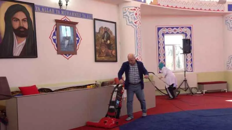 Tuzla'da ibadethaneler fonksiyonel aletlerle temizleniyor