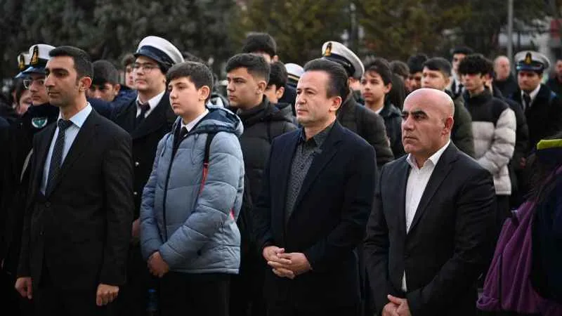 Tuzla'da bayrak töreninde şehitlere saygı duruşu