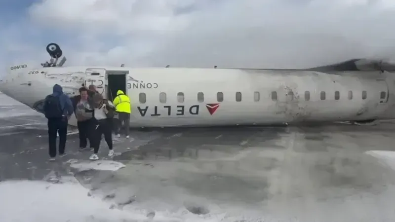 Kanada’ya iniş yapan yolcu uçağı ters döndü: 18 yaralı