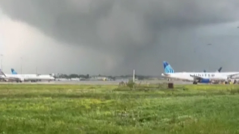 ABD’de havalimanı yakınında hortum: Yüzlerce uçuş iptal