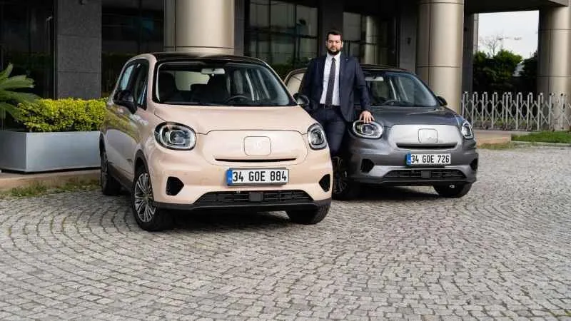 Leapmotor'dan 'babaları baba yapan annelere' tektaş yüzük hediye