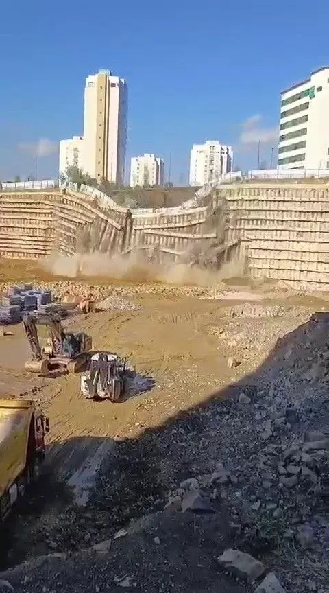 Ümraniye’de istinat duvarı yıkıldı, yol çöktü