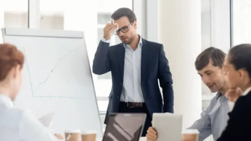 Sosyal fobisinin farkında olmayanlar her alanda zorlanmaya başlar