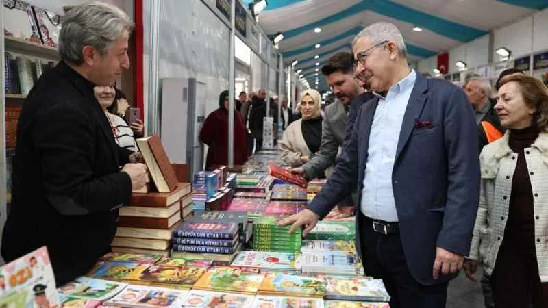 Geleneksel kitap fuarı Ramazan ayında kapılarını açtı