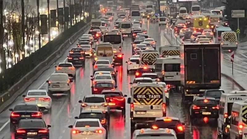 Sağanak yağış trafik yoğunluğunu yüzde 75'e çıkardı