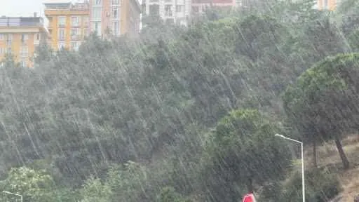 İstanbul’da sağanak yağış etkili oldu