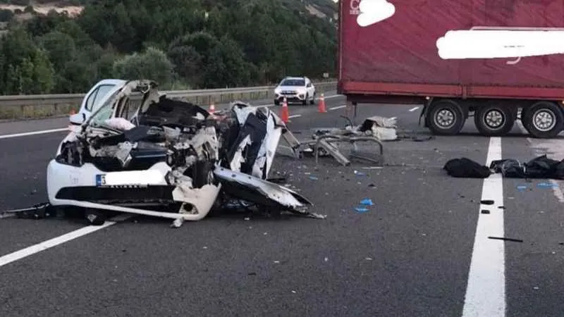 Ankara-İstanbul otobanında kaza: 3 ölü, 1 yaralı