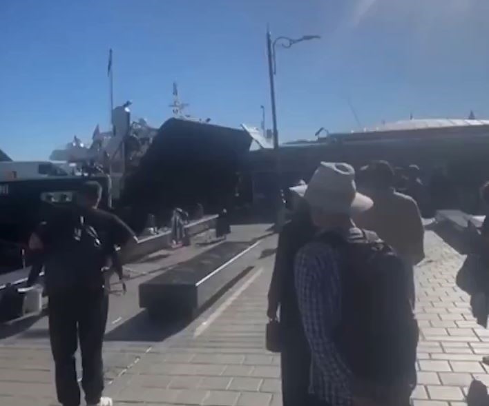 İstanbul'da arabalı vapur iskeleye çarptı